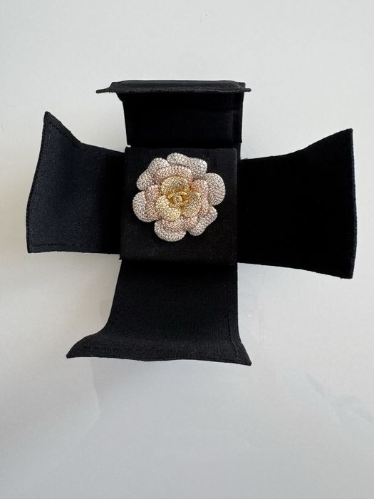 Piekna broszka Chanel