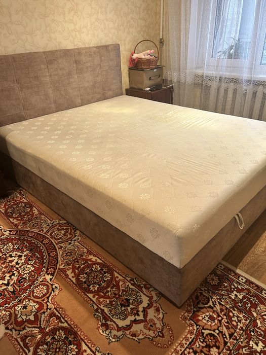 Продам диван ,ліжко,4 стули та круглий стіл(набор)