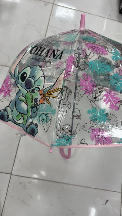 Vários guarda chuva de criança Disney