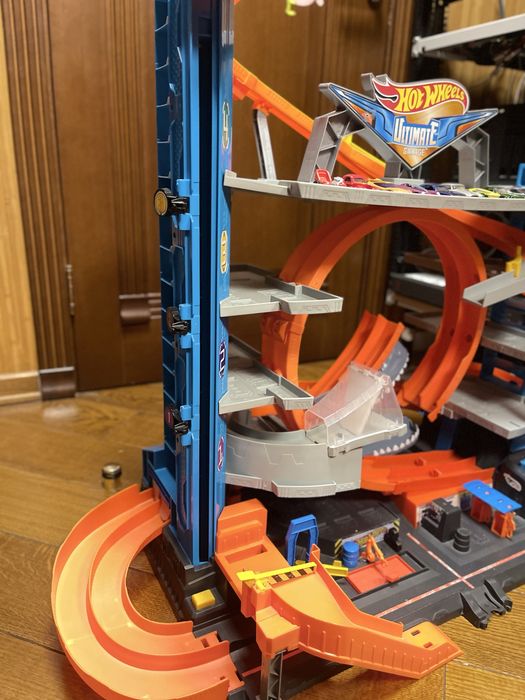Hot Wheels City. Ultimate Garage з акулою