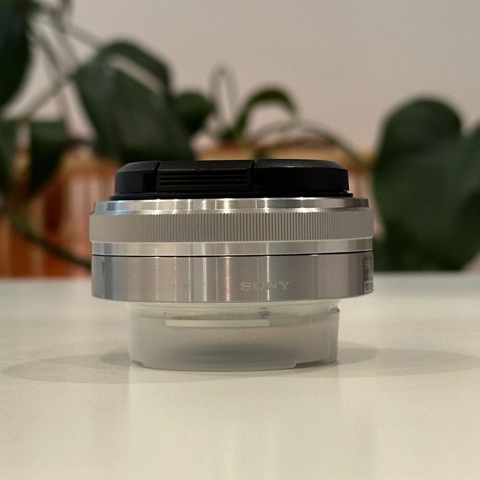 Obiektyw Sony E 16mm f/2.8 | BDB + Dekielek SEL16F28