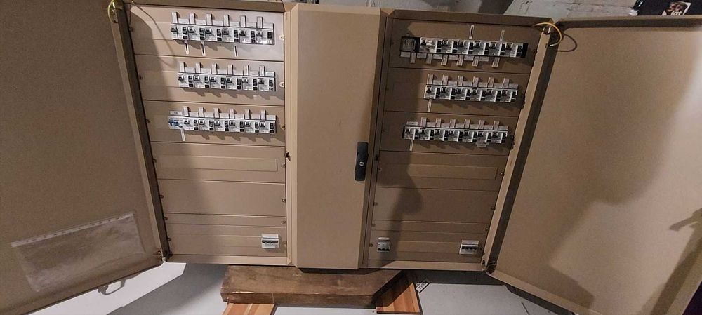 tablica/rozdzielnia elektryczna,