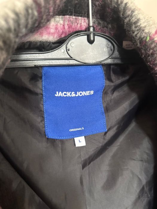 Картата куртка Jack & Jones Originals, стильна та тепла