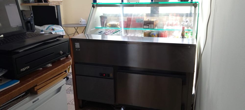 Vendo vitrine em bom estado!