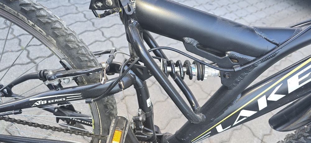 Bicicleta preta.