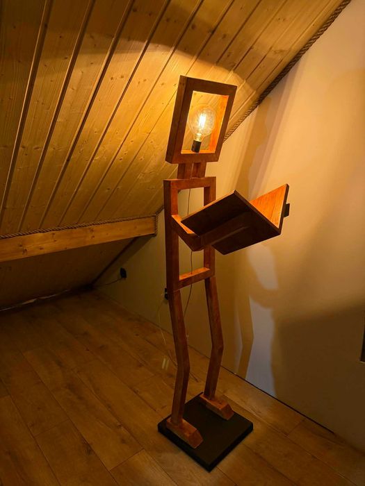 Unikatowa lampa stojąca z drewna