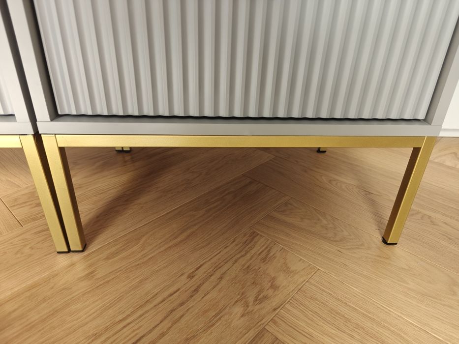 2 szafki nocne Vellore 54 cm szara z ryflowanym frontem i złotym stelażem