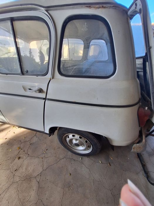 2 unidades Renault's 4L  brancas