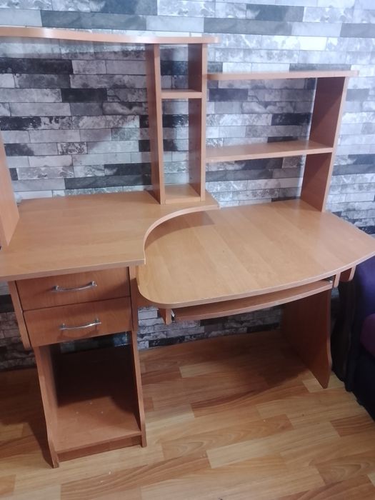 Стіл комп'ютерний