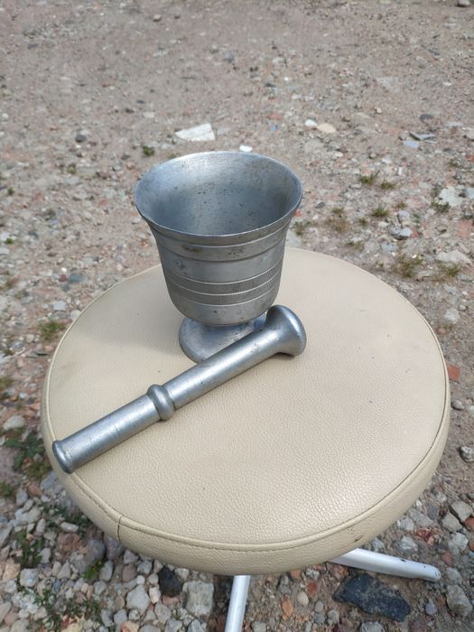 stary aluminiowy moździerz