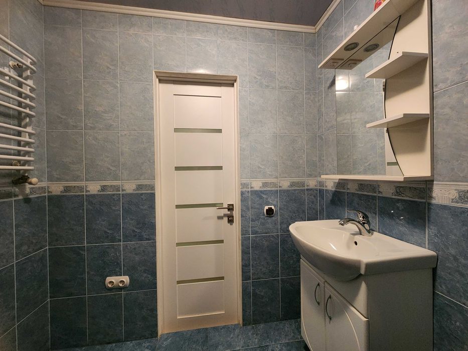 Простора однокімнатна квартира з євроремонтом, меблями та технікою