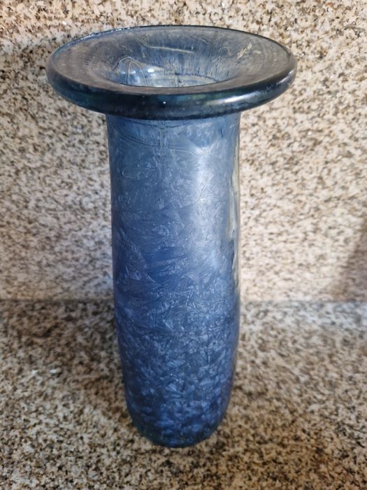 Jarra decorativa em vidro azul com acabamento artesanal