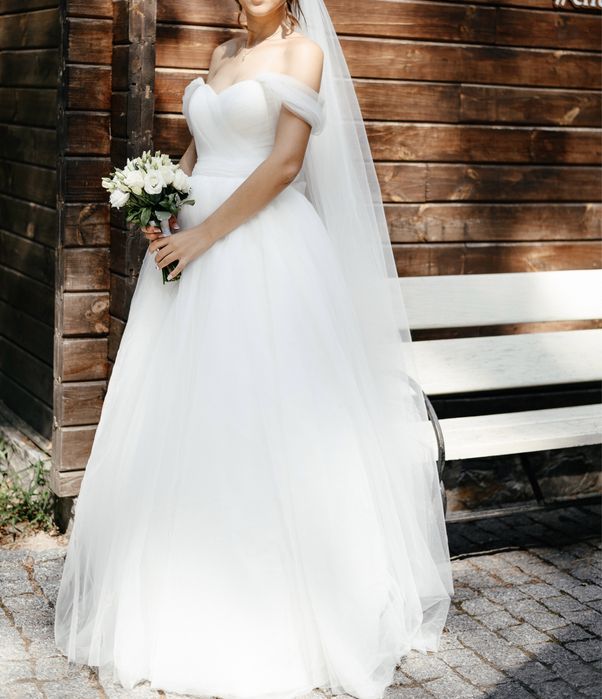 Весільна сукня мінімалістична