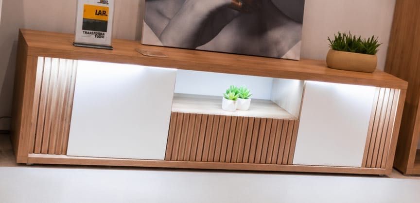 Vendo Movel de tv com leds + Mesa de jantar + 2 conjuntos de 4 cadeiras cada