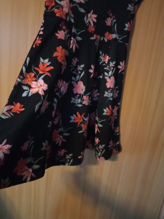 fajna rozkloszowana sukienka Naoko