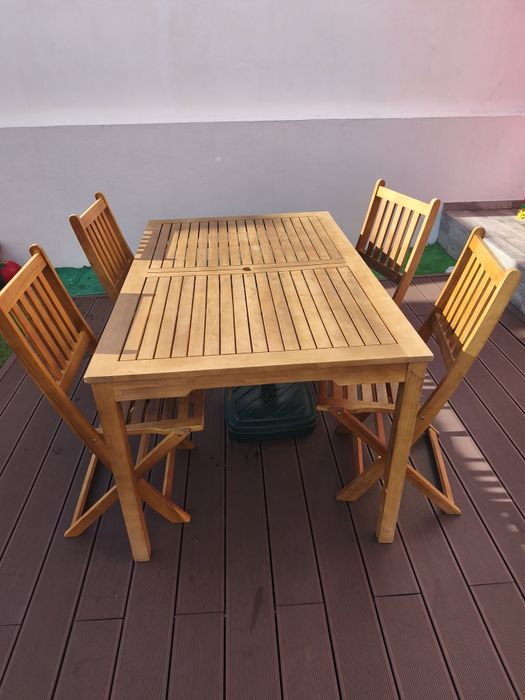 Mesa de jardim de madeira