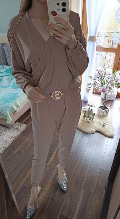 Beżowy długi kombinezon z łańcuszkami pasek złota klamerka