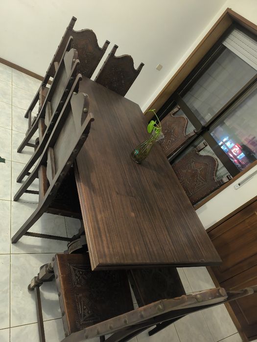 Mesa de madeira e cadeiras em couro