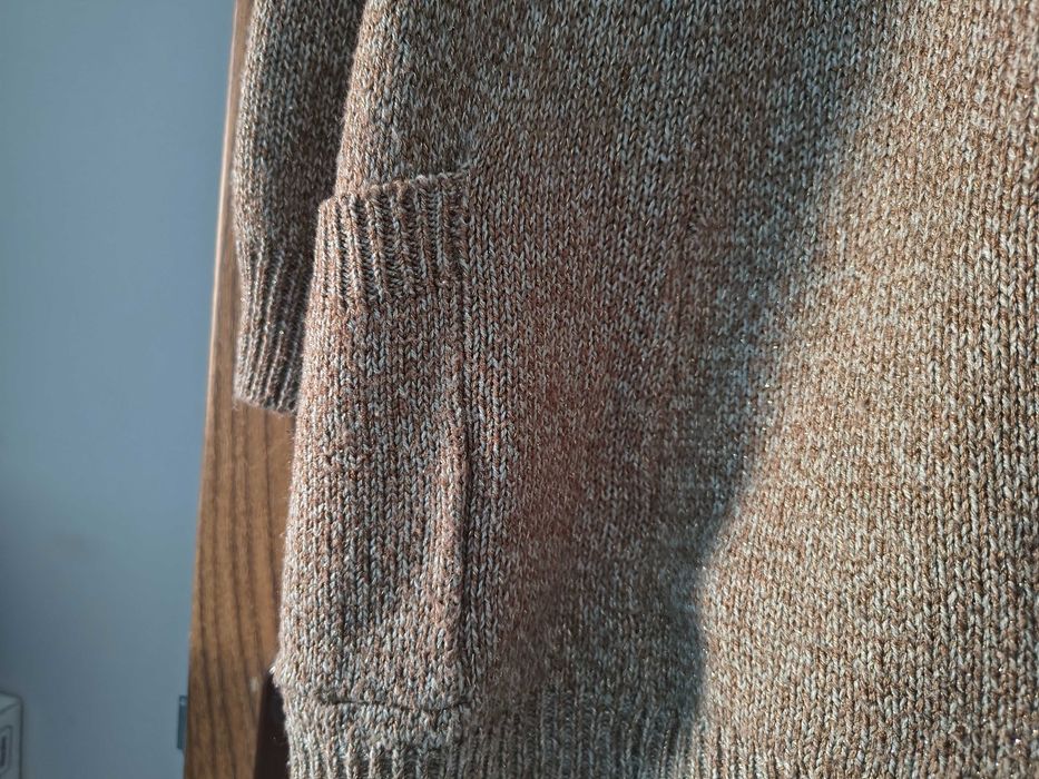 Długi sweter kardigan z kieszeniami ze złota nitka H&M s 36