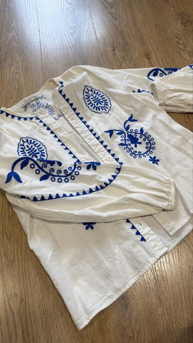 Вишиванка. Має гарні вишиті симфоли і шарна живитьмя на дівчинці.