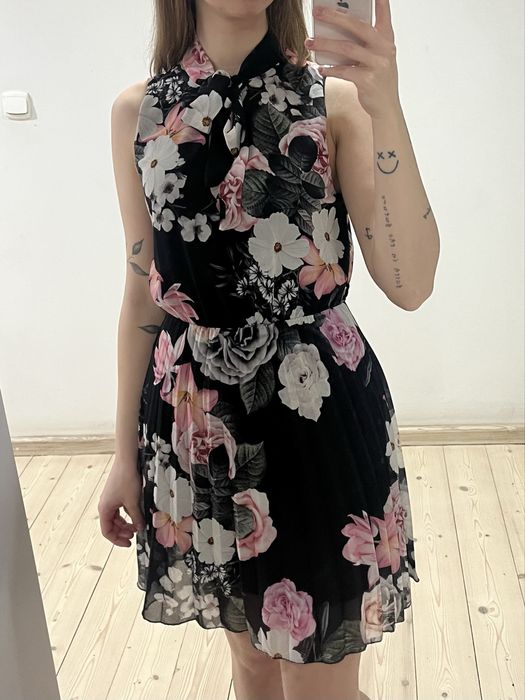czarna sukienka z różowym, białym kwiatowym wzorem