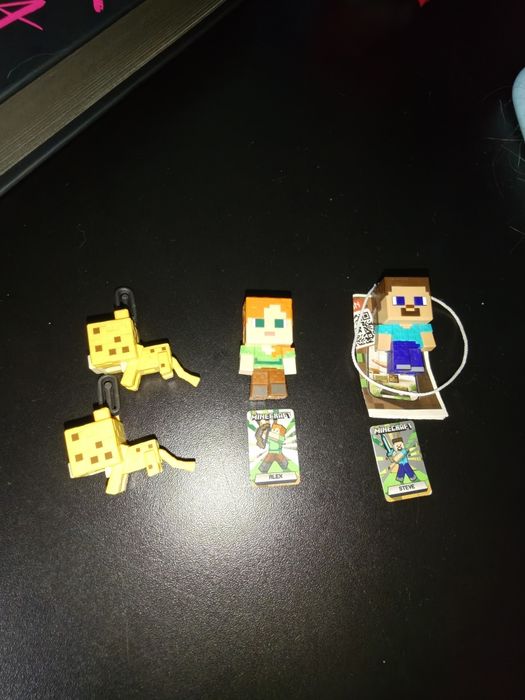 Фігурки Minecraft з кіндер-сюрпризу.