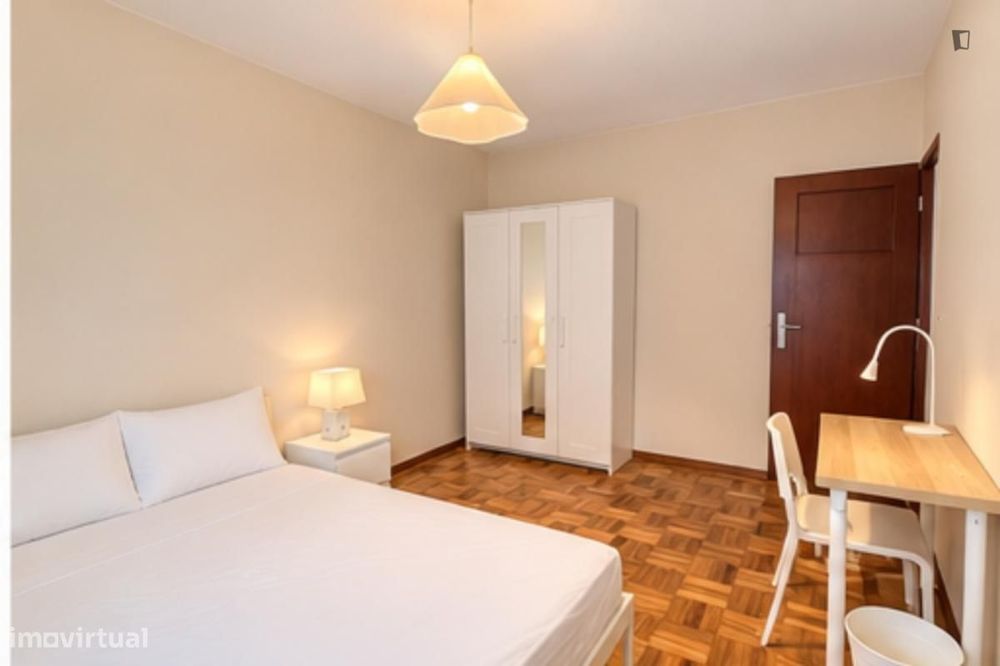 Quarto - localizado em Mafamude Porto