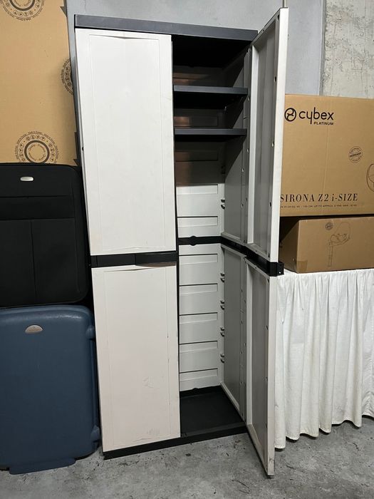 Armário de Resina de interior/exterior com prateleiras ajustáveis.