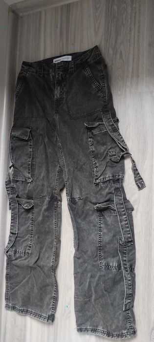 Bershka Czarne Ciemny szary proste spodnie jeansy Bojówki z kieszeniami