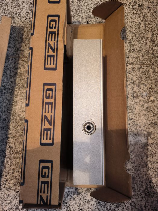 Geze TS 2000V samozamykacz srebrny z ramieniem