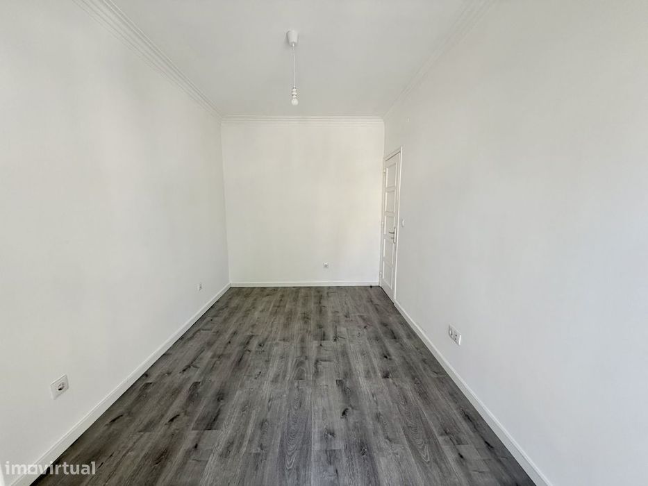 T2 remodelado na Damaia com varanda fechada e vista desafogada