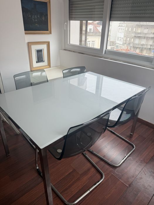 Conjunto mesa e cadeiras