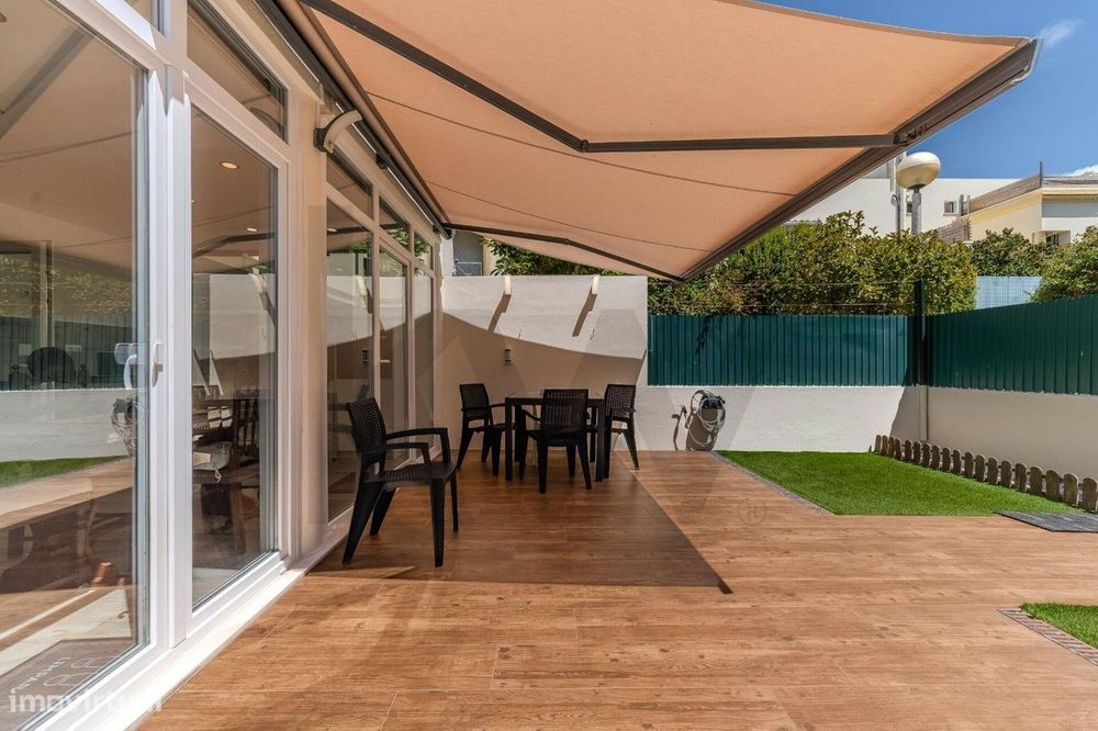 Moradia em Banda T3+2 Renovada na Charneca do Guincho – Cascais