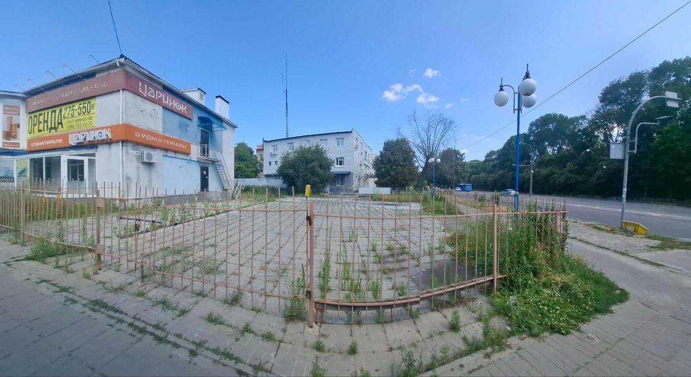 550м2 фасад з власною парковкою!
