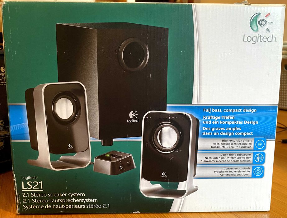 Sistema de som com 2 colunas e subwoofer da marca Logitech