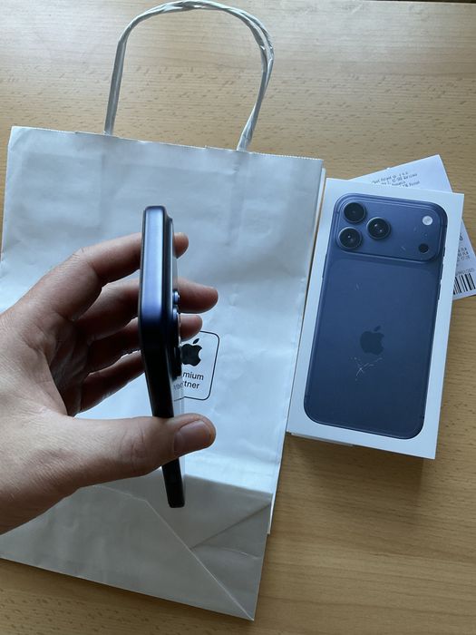 IPhone 17 pro max deep blue 256 zamienię na Iphone 17 pro, Macbook air 15 M5