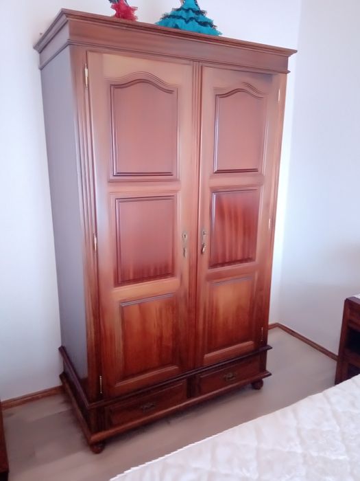 Cama de ferro, 2 roupeiros ,camiseiro e cama de madeira