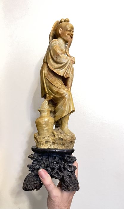 Escultura 40cm altura, pedra sabao e seu pedestal trabalhado Peça Rara