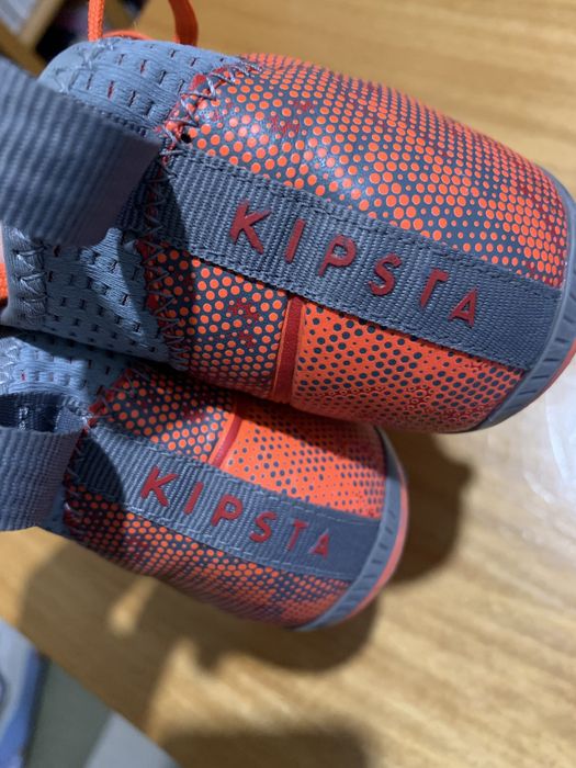 Chuteiras de futebol marca Kipsta tamanho 35