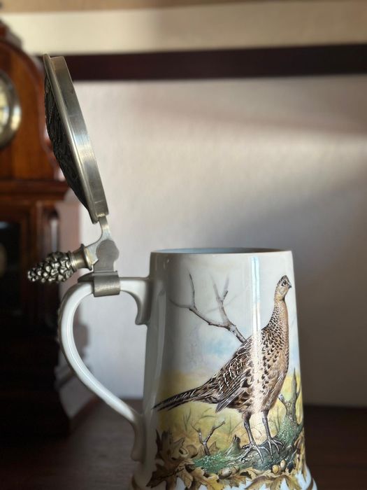 Caneca com motivos de caça bastante grande