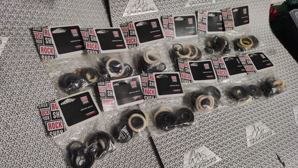 Zestaw uszczelek Rock Shox 604-308334-000 32mm nowe