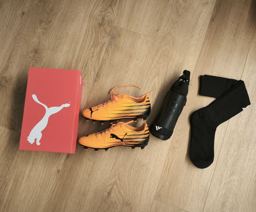 Chuteiras Puma com caneleiras e meias