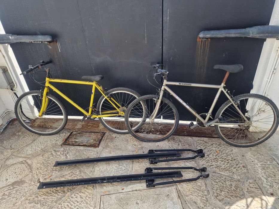 Duas bicicletas e dois suportes