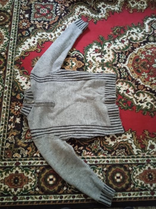 Світир , сірого кольору