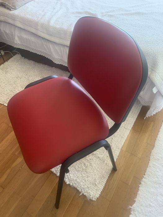 Cadeira de secretaria vermelha