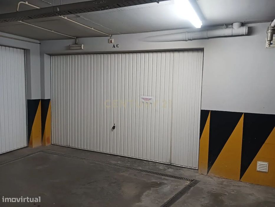 Não Perca Esta Grande Oportunidade! Garagem Em Box De Grandes Dimensõe