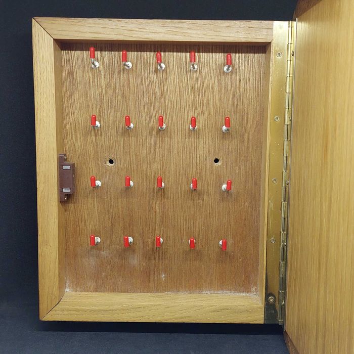 РЕДКИЙ ШИКАРНЫЙ деревянный шкафчик ГОБЕЛЕН ключница ГЕРМАНИЯ шкаф