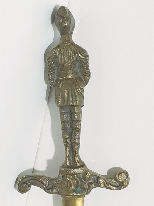 Antigo abre cartas figurativo em bronze - cavaleiro com armadura