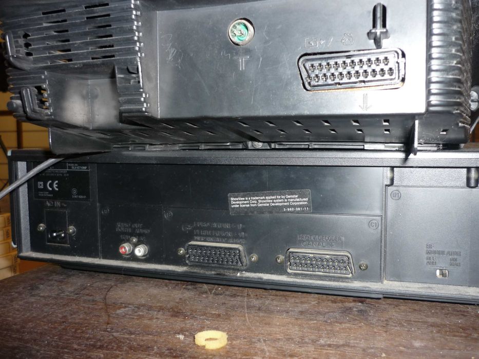 SONY televisor CRT 12" e leitor VHS para despachar
