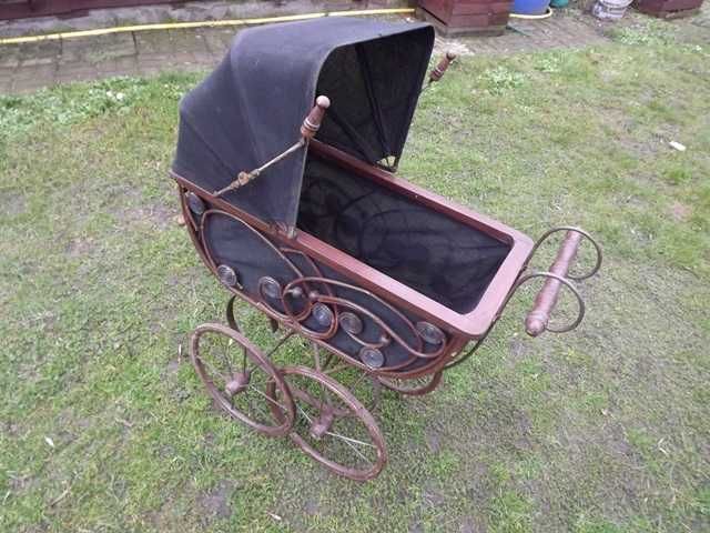 Stary wózek do lalek -Antyk